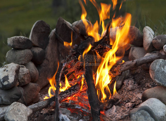 夏日一个燃烧的营火与石火循图片