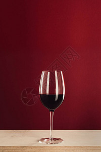 红酒和红酒杯放在图片