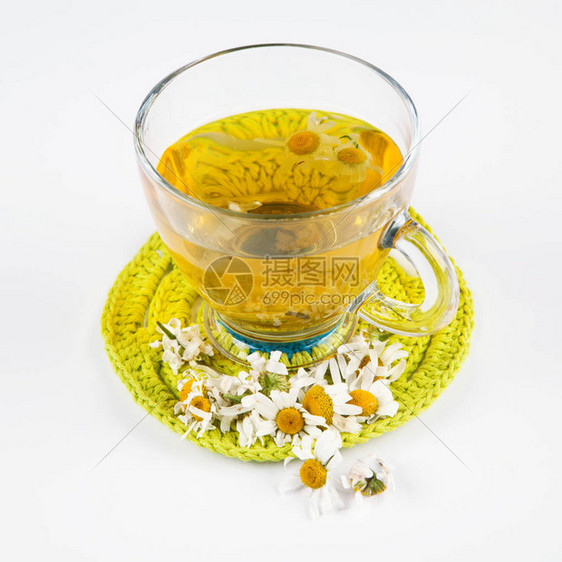 玻璃茶壶中的洋甘菊茶图片