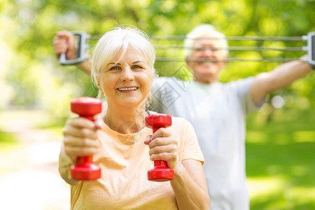 老年夫妇在公园锻炼图片