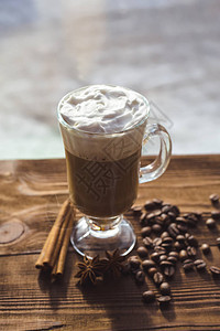 卡布奇诺咖啡和咖啡豆图片
