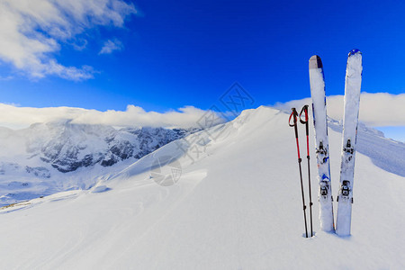 冬季滑雪山丘和滑雪后游设备在阳光明媚的日子里雪山顶上意大利索尔达图片