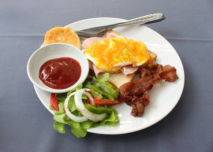 英语早餐炸鸡蛋培根香肠烤面图片