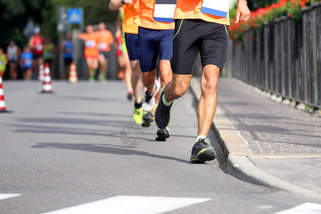 体育比赛期间许多运动员在城里街上跑步图片