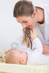 在现代保健中心对一个可爱和健康的女婴进行常规医疗检查时图片
