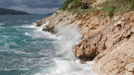 海浪在沙滩上破碎形成喷雾足迹海冰图片