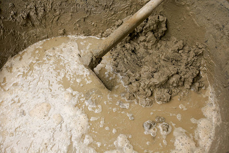 水泥或砂浆在水泥搅拌机内水图片