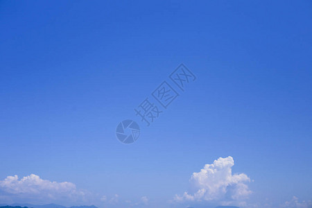 般的柔软白云映衬着蓝天图片