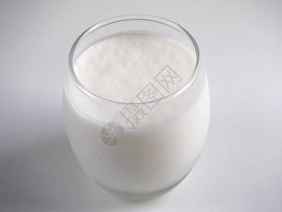 白色背景上的酸奶前景图片