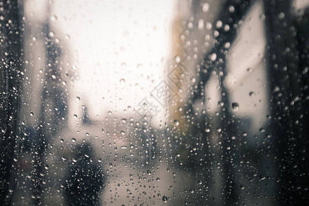 窗外的雨滴夏日的雨天图片