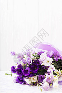 白色紫色和紫色的花朵混合图片