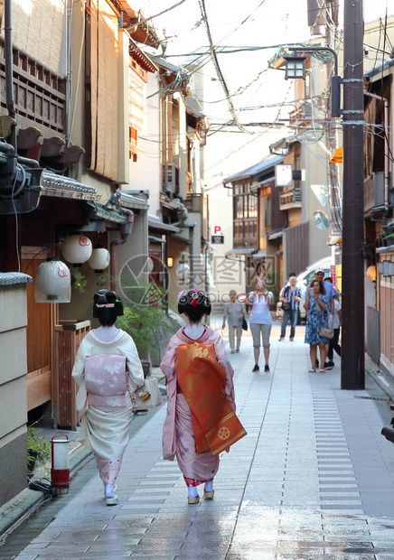 一位艺妓和Maiko在下午走过Miyagawacho街区的街道图片