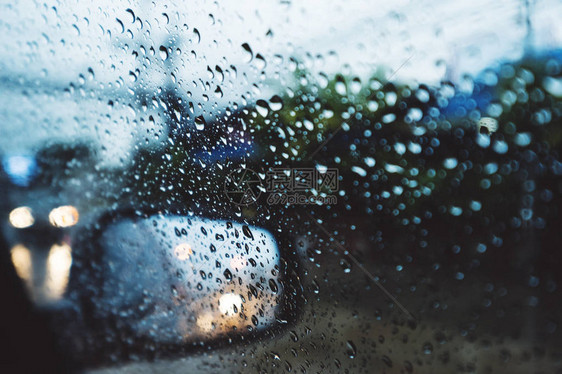 路边的雨天车面上有雨滴侧翼镜子照图片