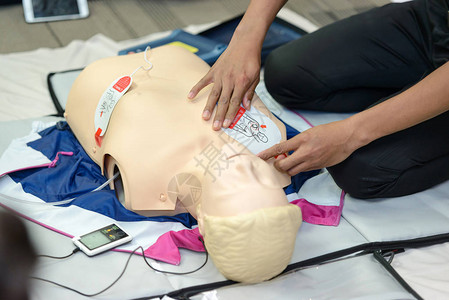 使用AED培训的急救心肺复苏术课程有选择地背景图片
