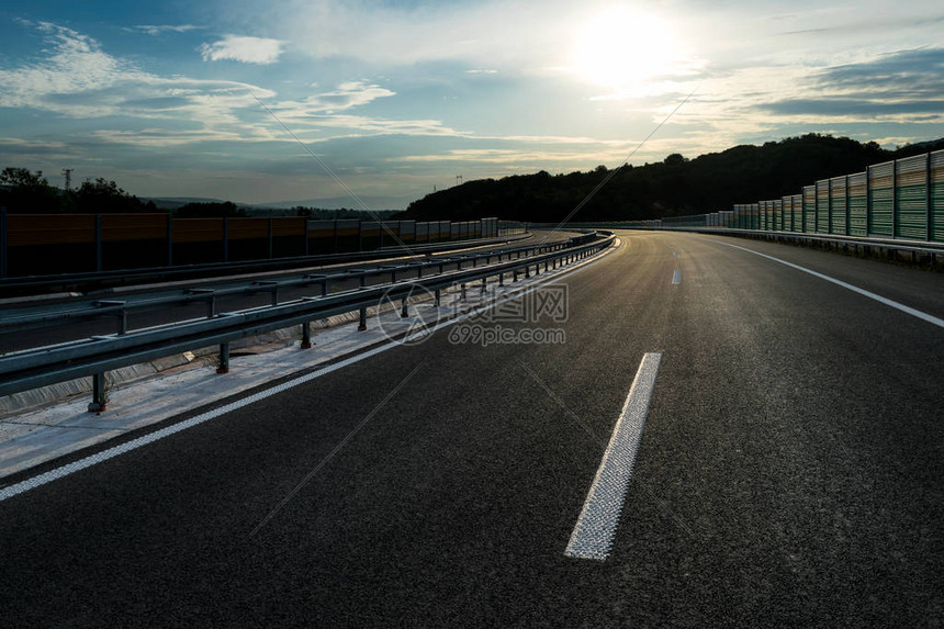 塞尔维亚的Brand新高速公图片