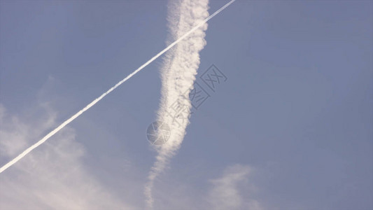 大型客机超音速飞机在湛蓝的天空中高飞行图片