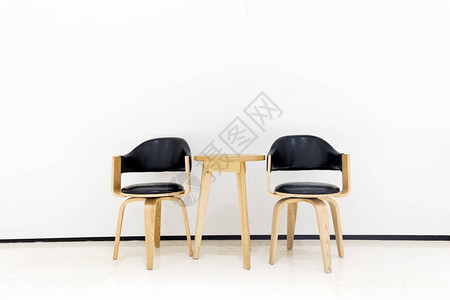白色背景下的优雅木椅和桌子图片