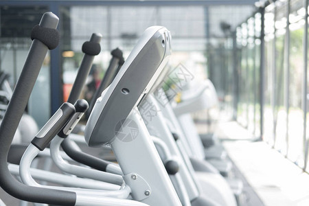 健身设施中心健身房内部配备有氧运动锻炼和健美运动训练设备图片