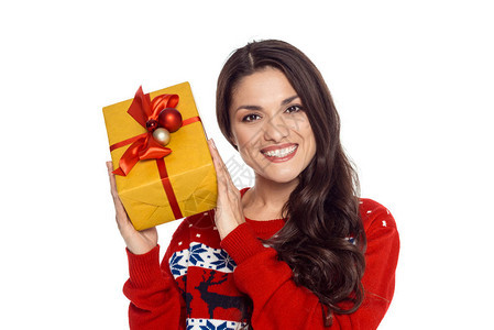穿着红色圣诞节毛衣的漂亮女人拿着礼物盒图片