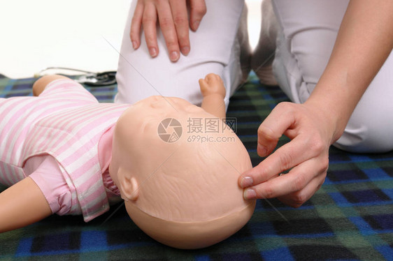 婴儿急救系列急救教练展示如何检查婴儿假图片