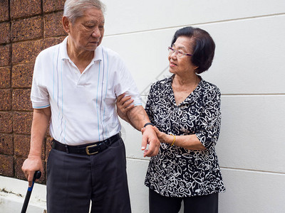 快乐浪漫的亚洲高级夫妇互相照顾多久了爱从未改变资深夫妇的概图片