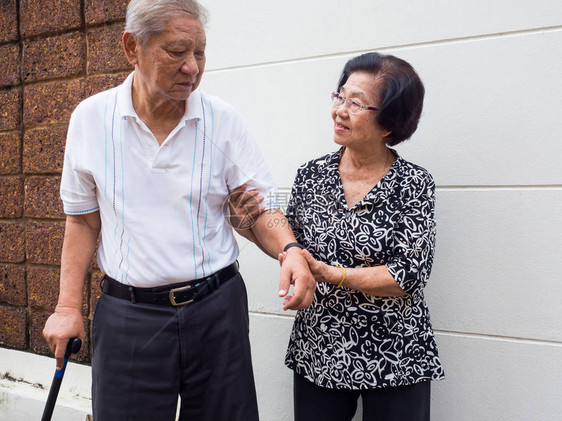 快乐浪漫的亚洲高级夫妇互相照顾多久了爱从未改变资深夫妇的概图片