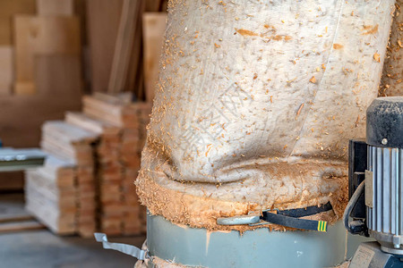 木工企业运营过程中收集锯末的空气净化过滤系统图片
