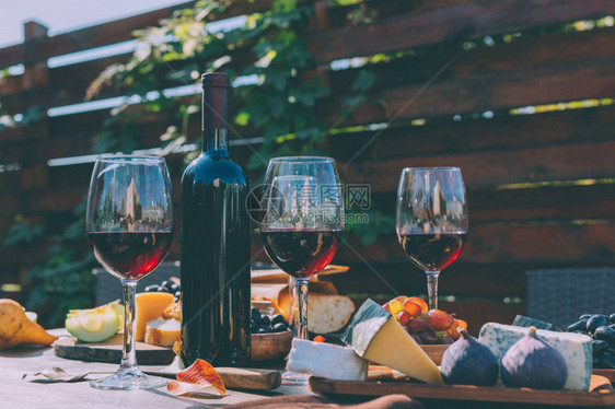 鲜美红葡萄酒杯子菜园室外有各种切图片