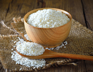 木表面碗里的米饭图片