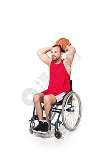 坐在轮椅上打篮球笑着被孤立在白边的残背景图片
