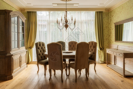 古典室内的圆桌和椅子图片