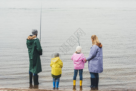 下雨天一家人一起钓鱼的背影图片