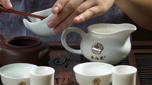 茶叶仪式用具和竹子的封闭式餐桌图片