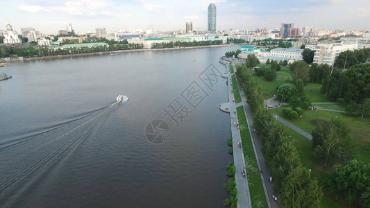 从上面看的大型现代城市中心叶卡捷琳堡空景城美极图片