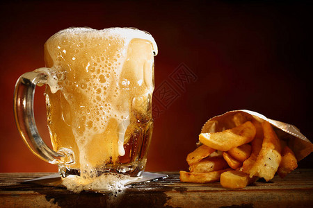 啤酒和薯条图片