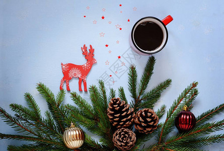 圣诞节和新年圣诞树的圣诞装饰品假期节日装饰品一杯咖图片