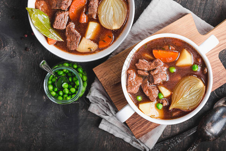 牛肉土豆胡萝卜洋葱香料炖肉青豆慢炖肉在碗里图片