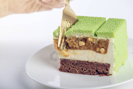 一块绿色蛋糕装满梨子和腰果概念图片