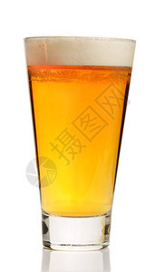 白底玻璃杯啤酒被隔绝图片