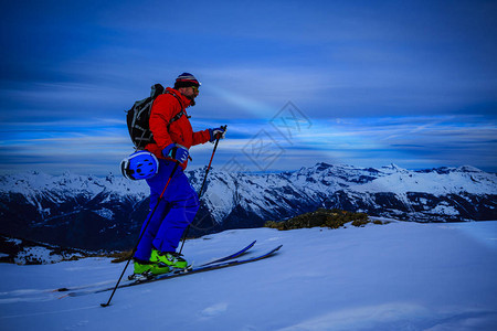 在美丽的冬季雪中滑雪的景象令人惊叹地展现了瑞图片