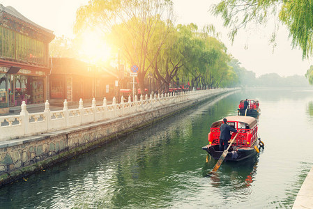 北京什刹海区前海北京运河上的中背景图片