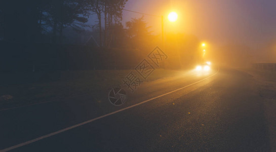 法国诺曼底地区乡间沥青路在雾天图片