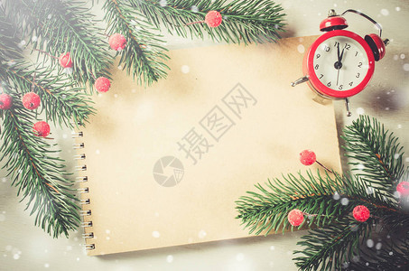 复古圣诞背景与空笔记本和时钟树枝冷杉和圣诞装饰色调图像顶视图选择焦图片