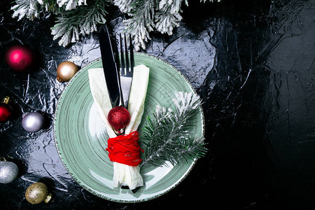圣诞桌位设置假日背景绿色板子刀和叉子图片