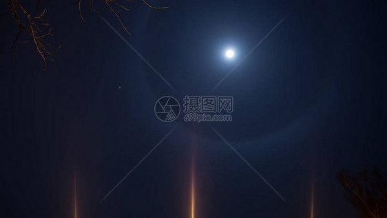 黑暗夜空中的亮月图片