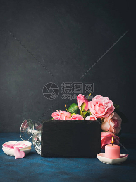 情人节概念和贺卡用粉红蜡烛玫瑰红心和黑板邀请浪漫的约会图片