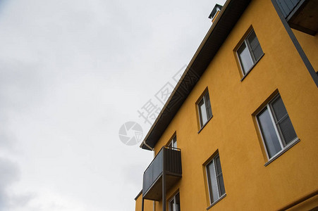 灰色的秋天空映衬着全新的公寓楼图片