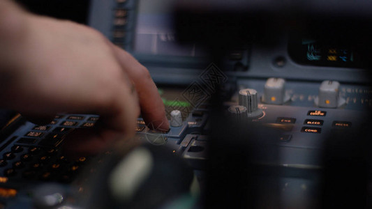 客机的自动驾驶仪控制元件飞机行甲板上的开关面板双引擎客机的推力杆飞行员控制飞机车载电脑背景