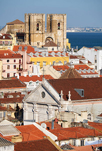 里斯本大教堂Se周围环绕着Alfama和Baixa的住宅背景图片