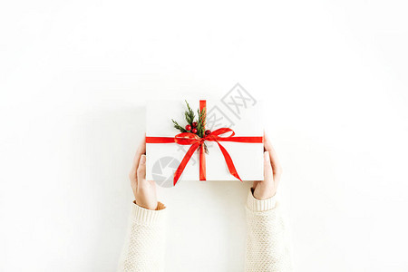 圣诞节概念女手拿着礼物盒平躺着图片